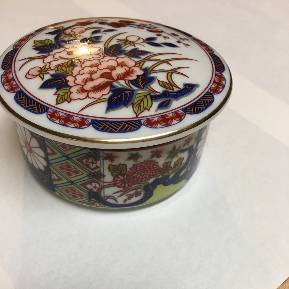 Imari Japanese Floral Trinket Keeper With Lid